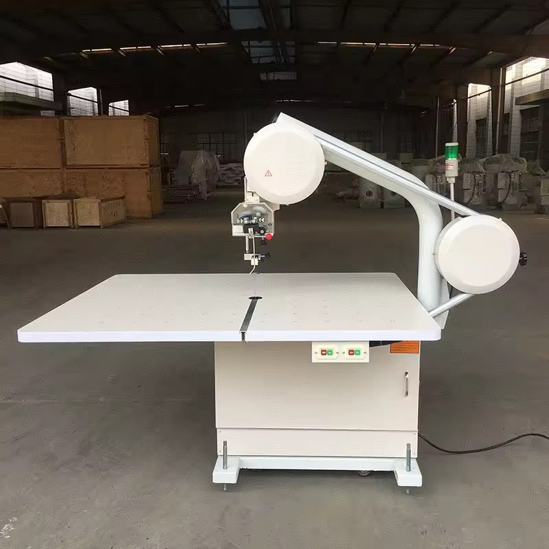 Máy cắt vải lưỡi đai thép - Máy cắt vòng