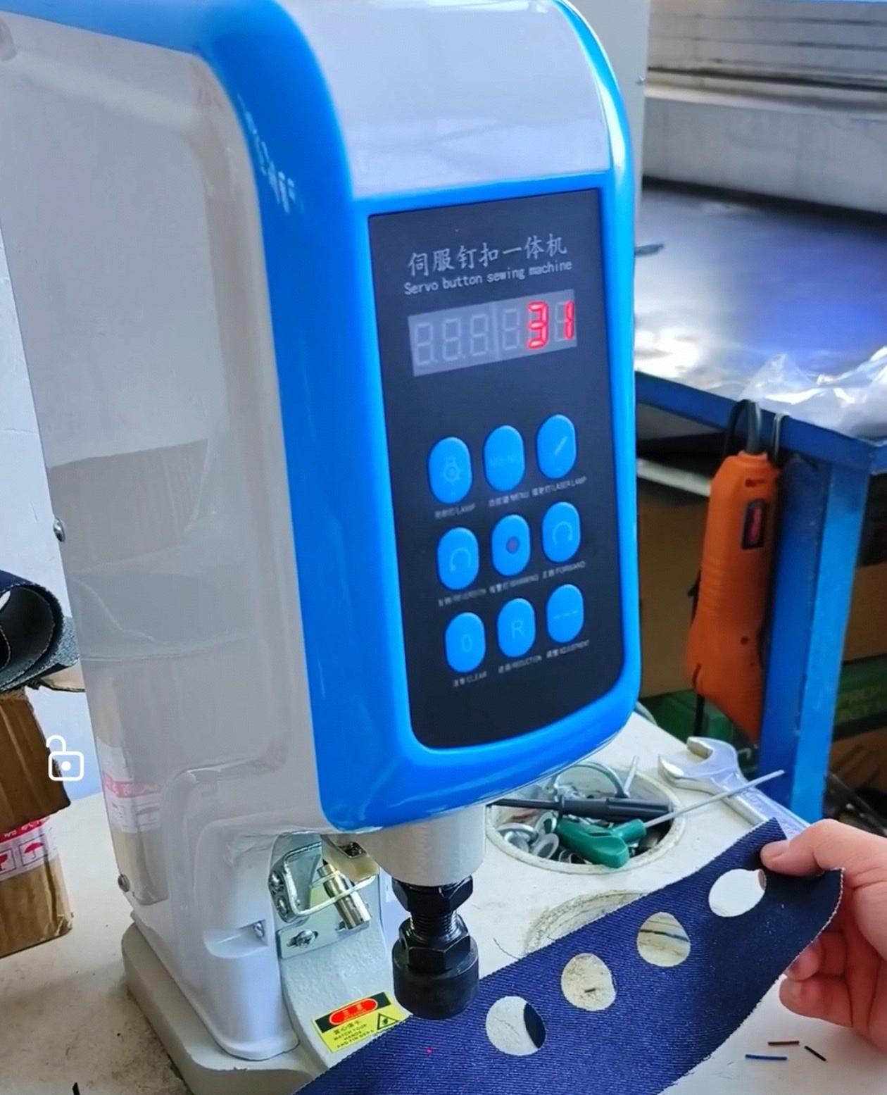 MÁY DẬP NÚT ĐỒNG ĐIỆN TỬ 818